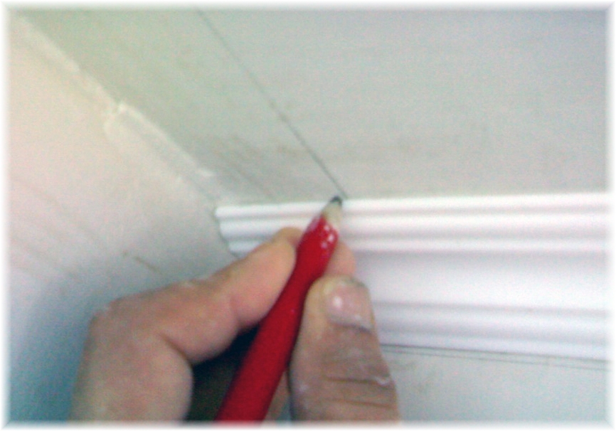 Плинтус на потолок: как резать угол правильно