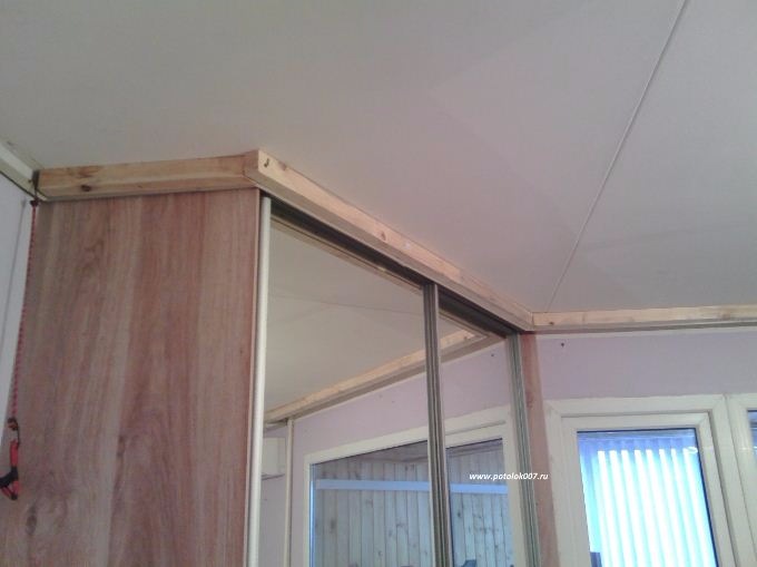 Когда устанавливать натяжные потолки: до или после отделки пола и стен, установки встроенного шкафа
