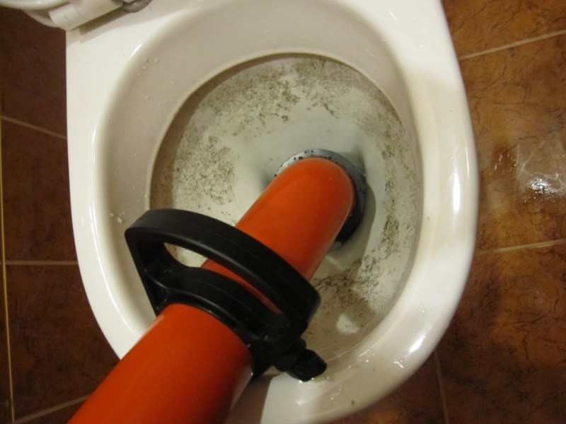 Причины появления и способы устранения запаха канализации в туалете