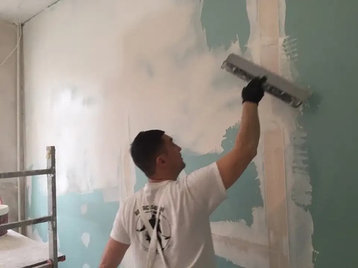 Как шпаклевать стены своими руками видео под покраску видео