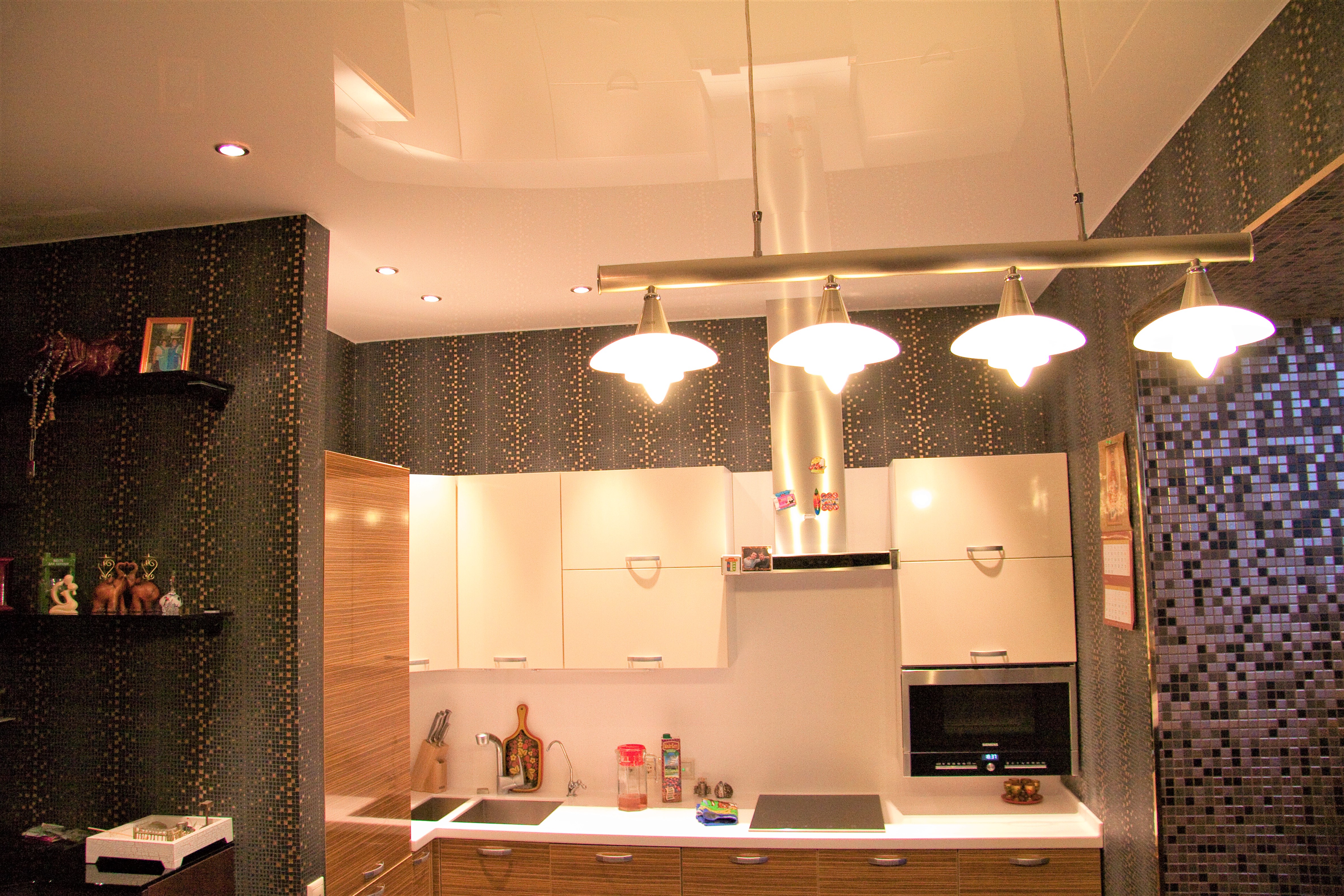 Оформление потолка на кухне – варианты дизайна с примерами