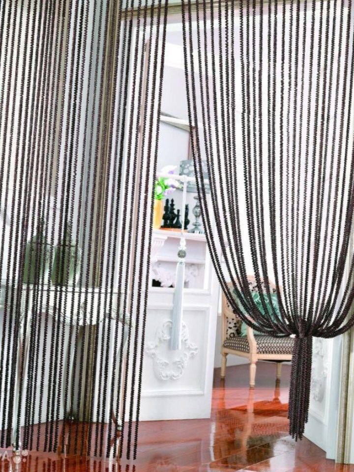 Нитяные, веревочные шторы в интерьере: варианты оформления кисеи на кухне, в спальне и гостиной, тюль из бусин 
 - 46 фото