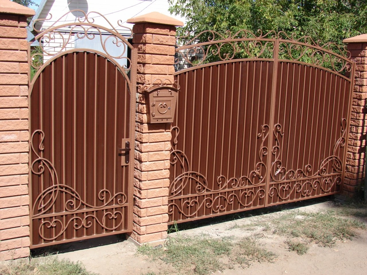 Характеристика и установка ворот с калиткой для дома