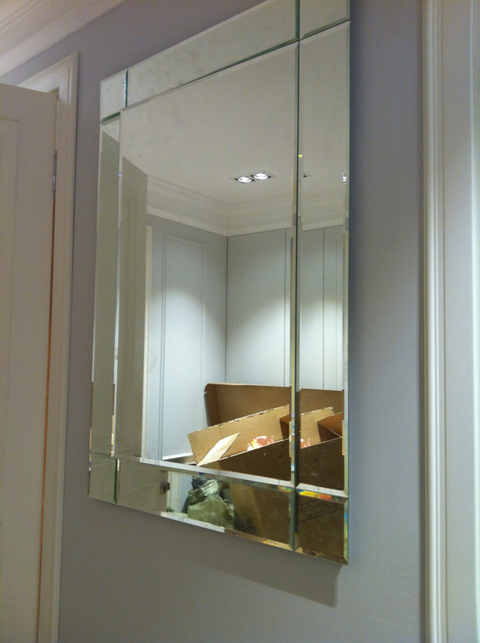 Оригинальное зеркальное панно: визуальный простор в интерьере