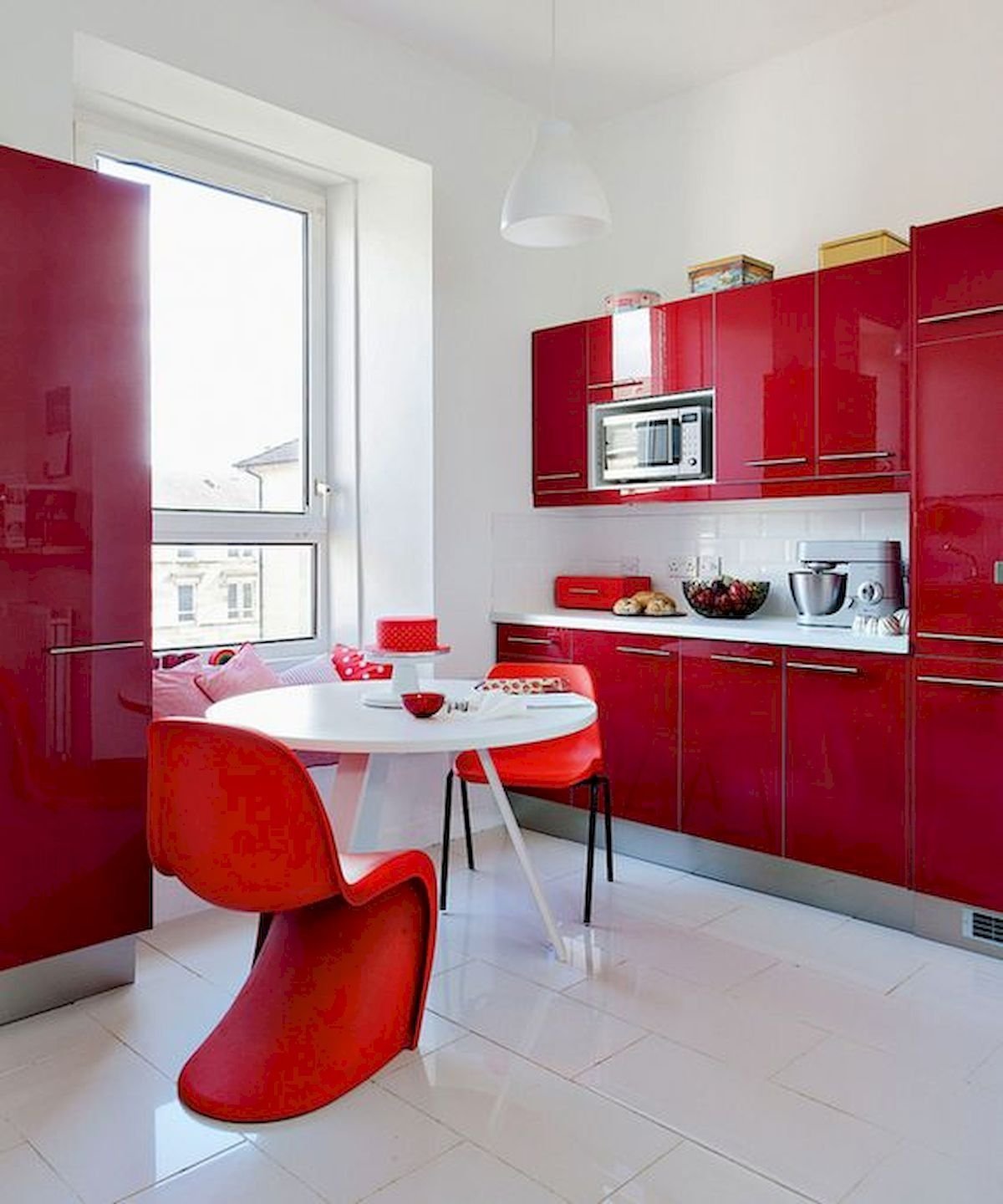 красная кухня в интерьере квартиры
