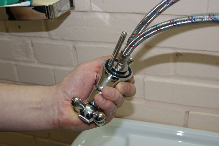 Как установить смеситель в ванной в раковину: как правильно выполняется установка крана