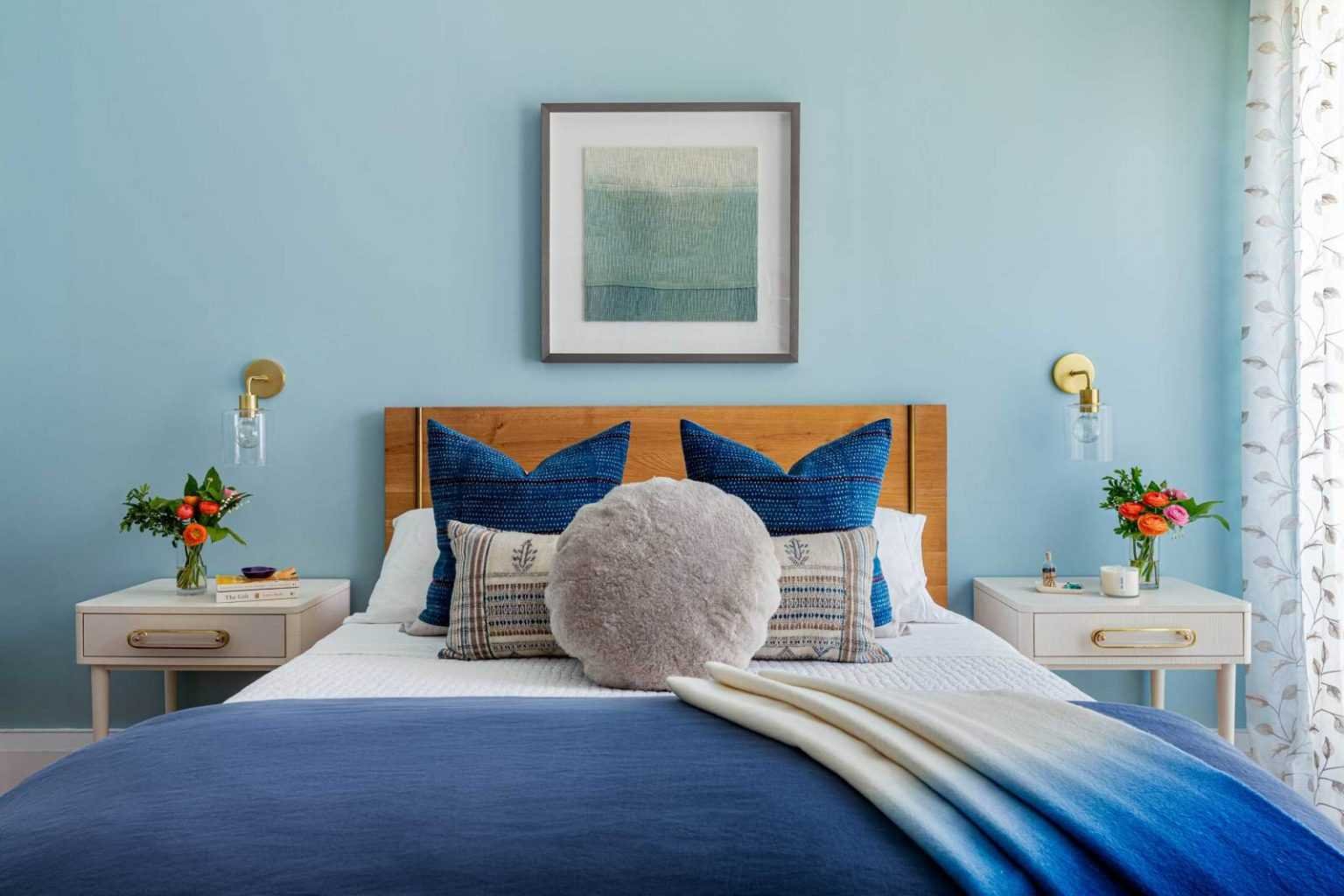 Голубые шторы: применение в интерьере гостиной, спальни, зала