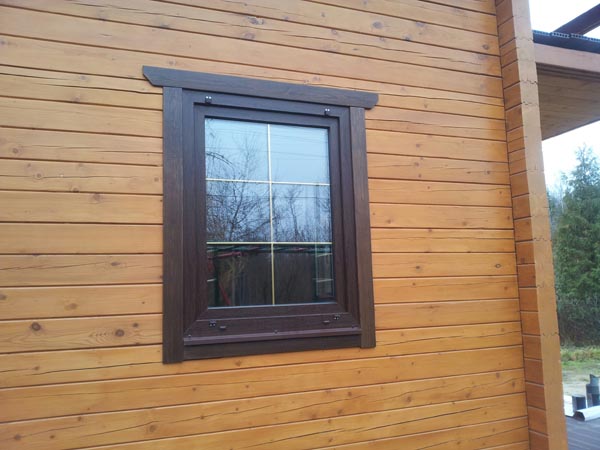 Секреты установки пластиковых окон в деревянном доме с обсадой