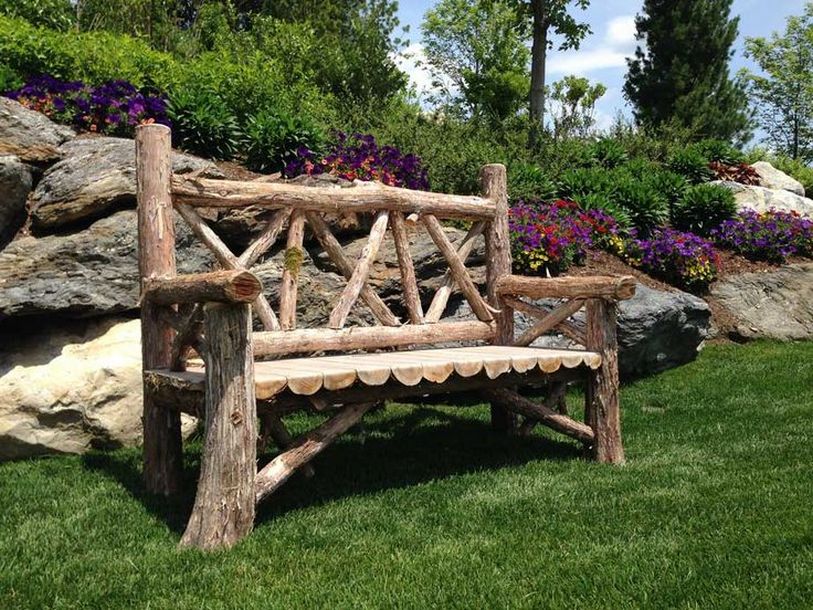 Металлическая или деревянная садовая мебель в дизайне дачного участка