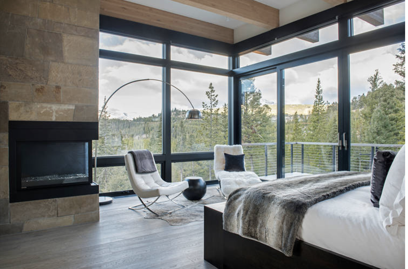 Окно в спальне — как его красиво оформить и простые способы декора на 142 фото!