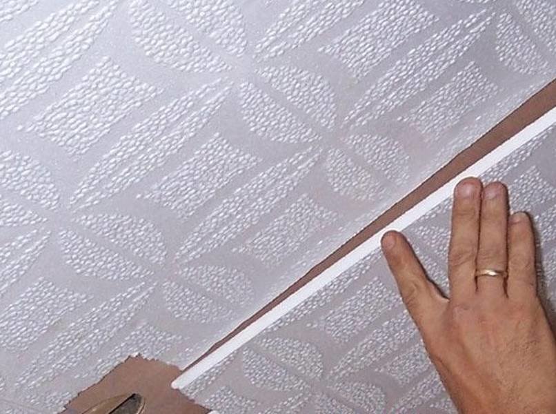 Чем поклеить потолок: как и на что клеить, видео-инструкция по оклейке своими руками, особенности самоклеющихся потолочных покрытий, фото