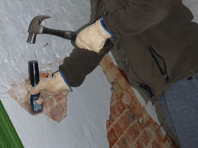Как снять старую штукатурку со стен: полный и частичный демонтаж
