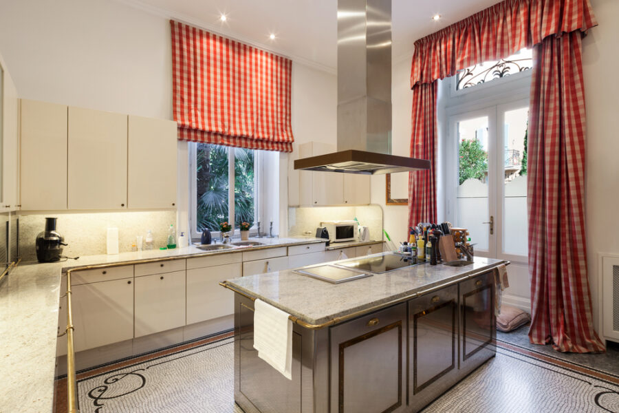 Кисея на кухне: варианты оформления, 100 фото современного дизайна нитяных штор в интерьере кухни