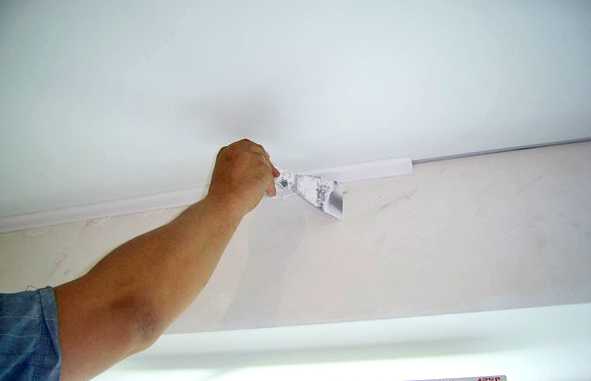 Чем приклеить пластиковый плинтус для потолка, технология фиксации, чем прижать плинтус к потолку быстро и крепко своими руками.