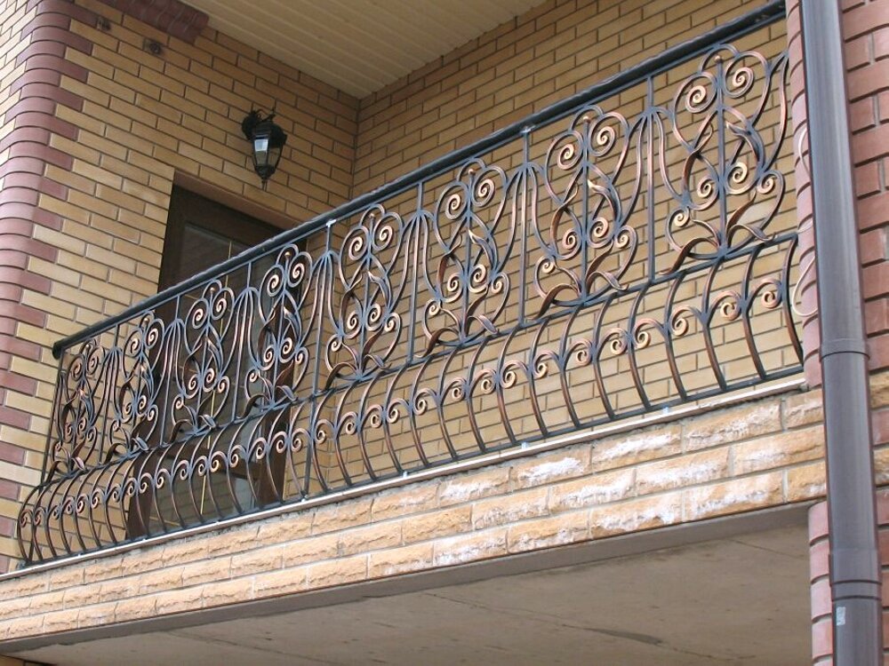 Кованые перила на балкон: выбор оптимального варианта