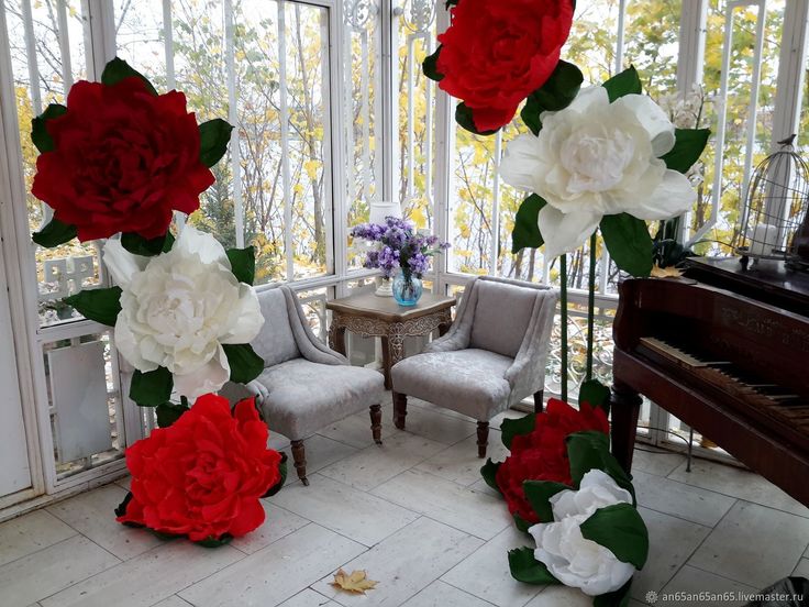 Обои с розами в интерьере: подбираем отделочные материалы для стен (34 фото)