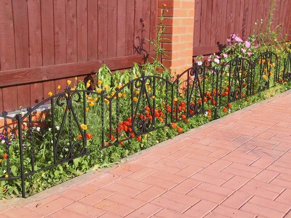 Кованые ограды: низкие и высокие, на цоколе, с гранитными столбами, с цветами, розами и другими элементами, художественные, с забором и прочими изделиями