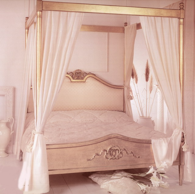 Кровать с балдахином, особенности, материалы изготовления