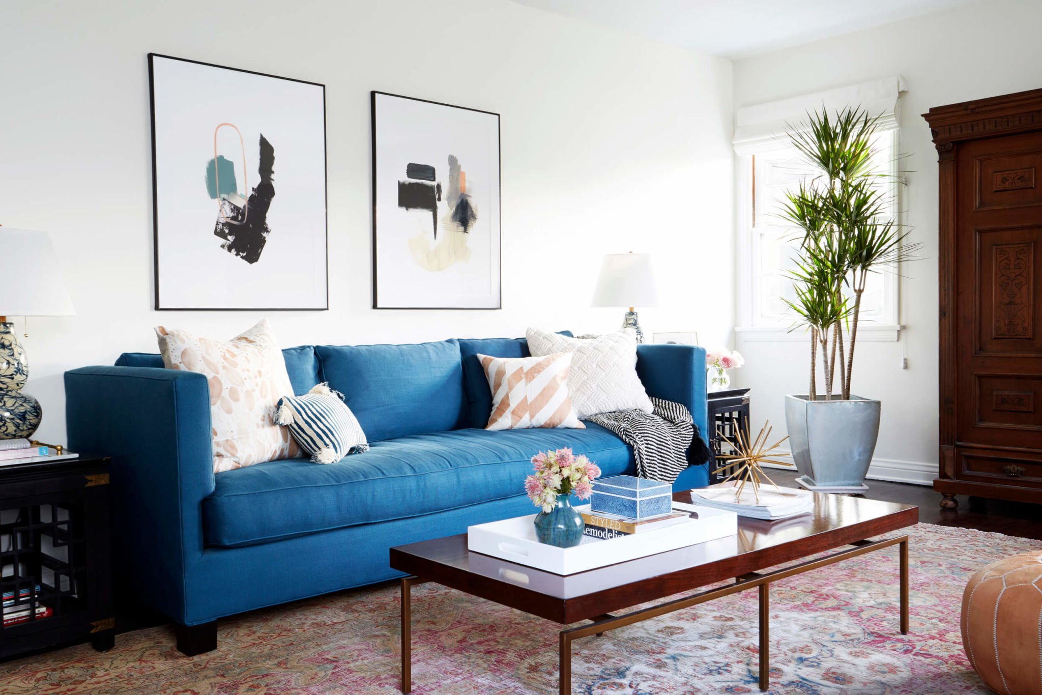 Синий диван в гостиной в интерьере фото