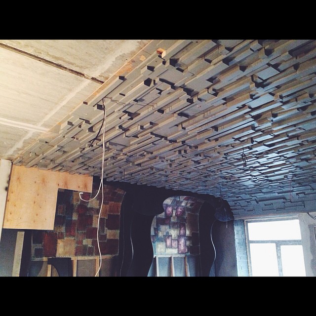 Как сделать потолок из фанеры своими руками? (30 фото)