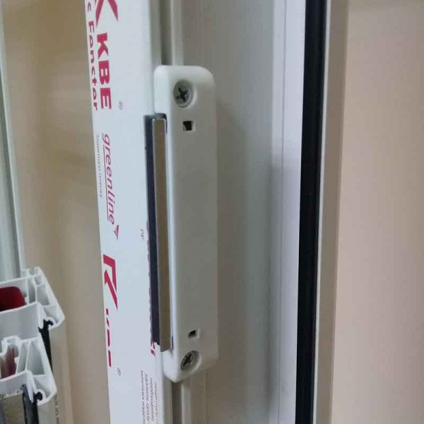 Как установить магнитную защелку на балконную дверь - ремонт и стройка