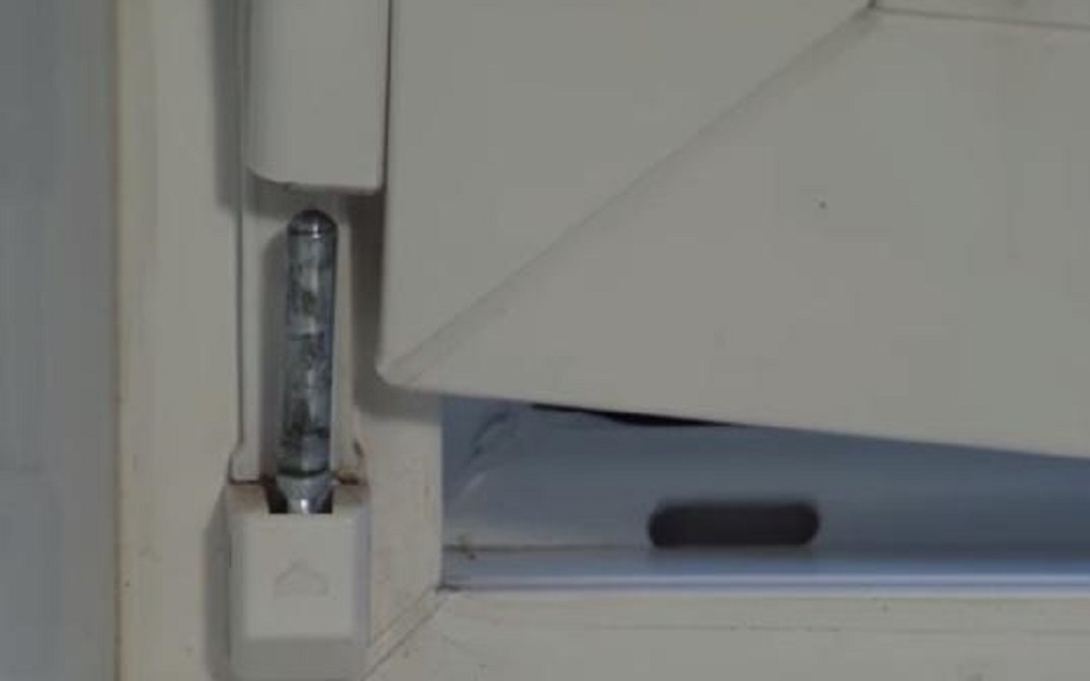 Как снять пластиковую дверь с петель видео: балконную разобрать, металлопластиковых фото, дверное пвх устройство