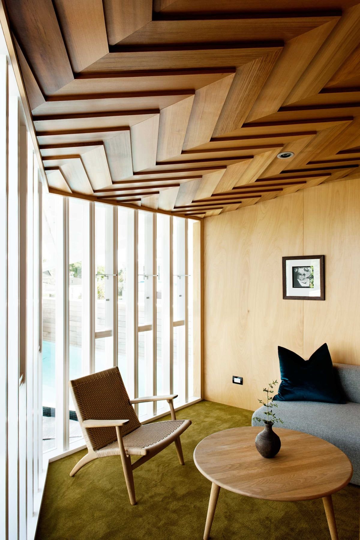 Отделка стен деревом, амбарная доска в интерьере внутри дома в современном стиле и декоративная обшивка гостиной брусками  - 29 фото