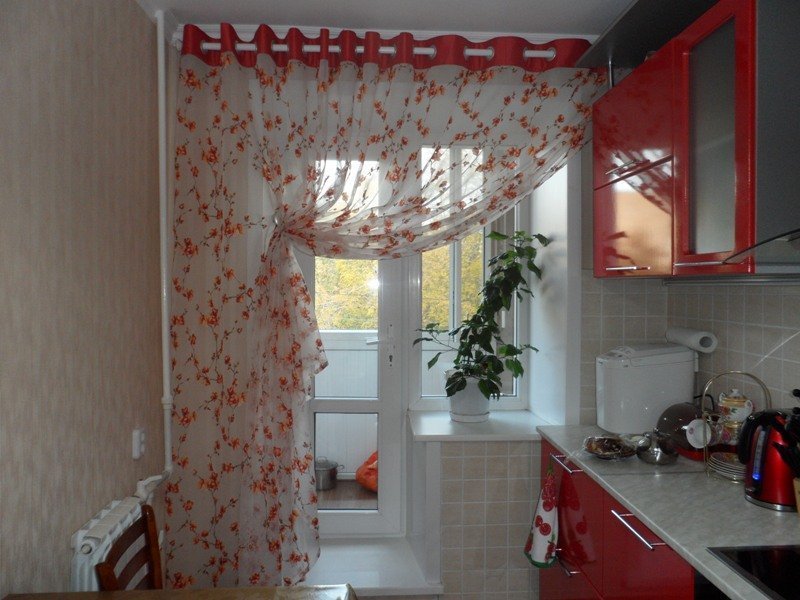 Шторы на кухню с балконной дверью: современный дизайн занавесок
 - 24 фото