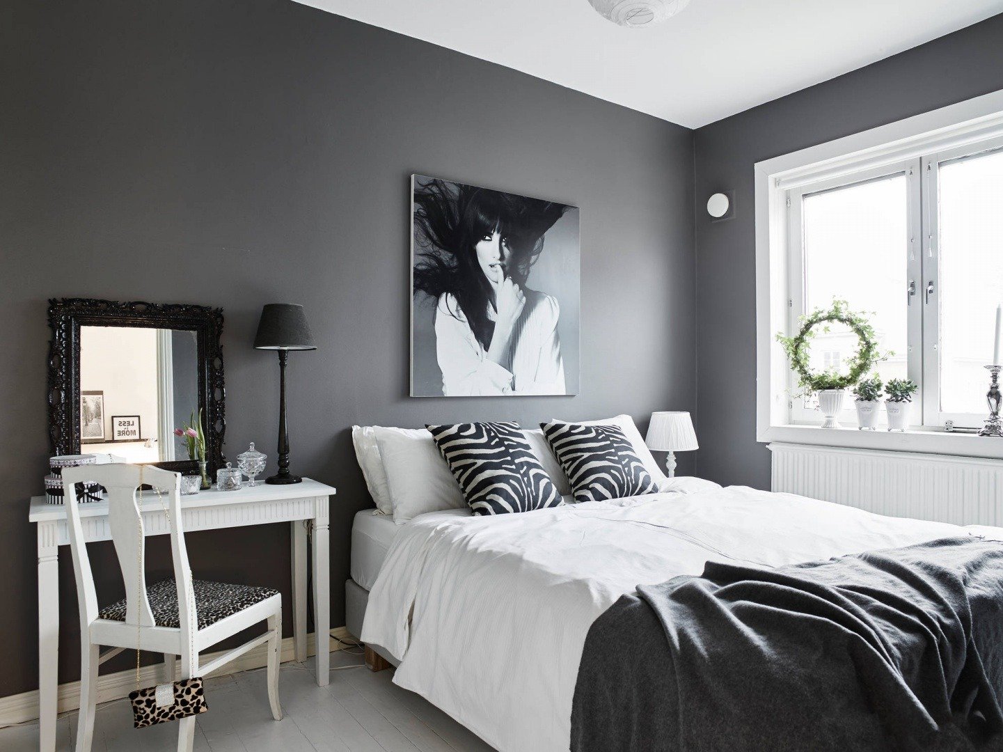 Классический дизайн интерьера: черно-белая спальня (15 фото)