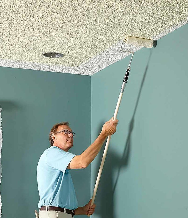 Как покрасить потолок без разводов: как правильно красить потолок акриловой, латексной, водоэмульсионной красками