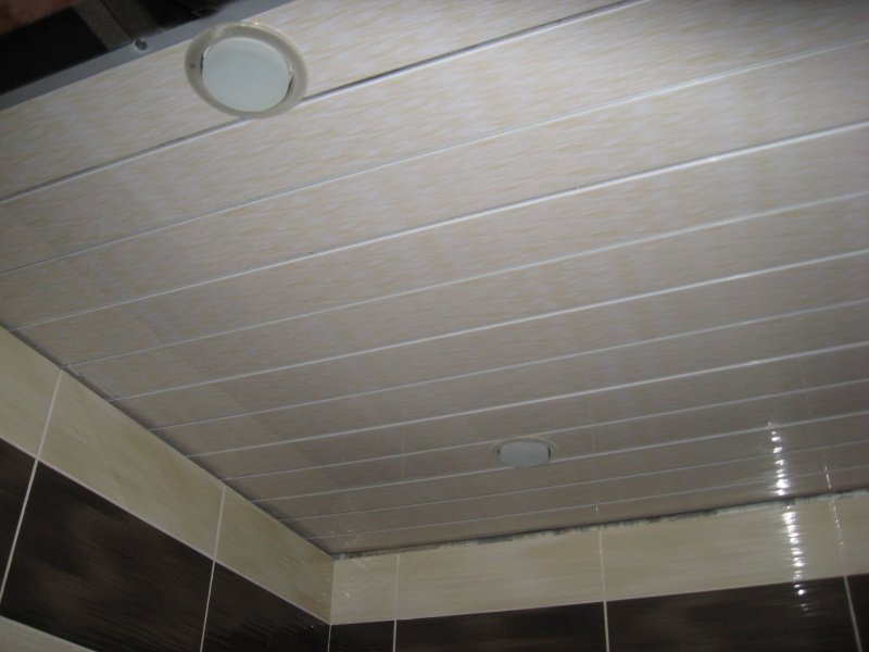 Пластиковый потолок в ванной: особенности и монтаж