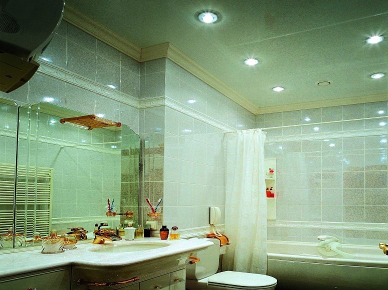 Натяжной потолок в ванной: плюсы и минусы, как правильно выбрать