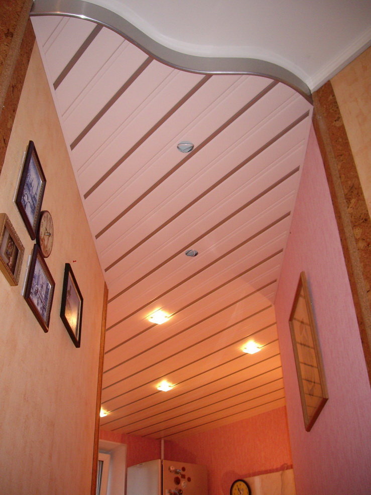 Потолок из пластика в коридоре: дизайн фото, своими руками, в хрущевке, пошагово