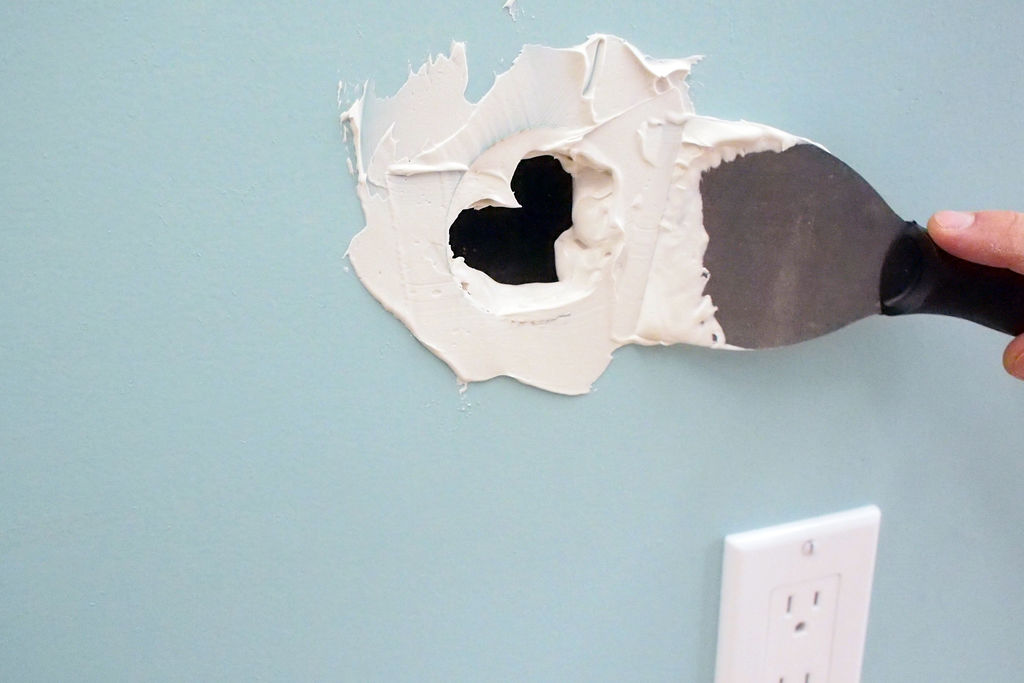 Как заделать дырку в гипсокартоне на стене без нового листа
