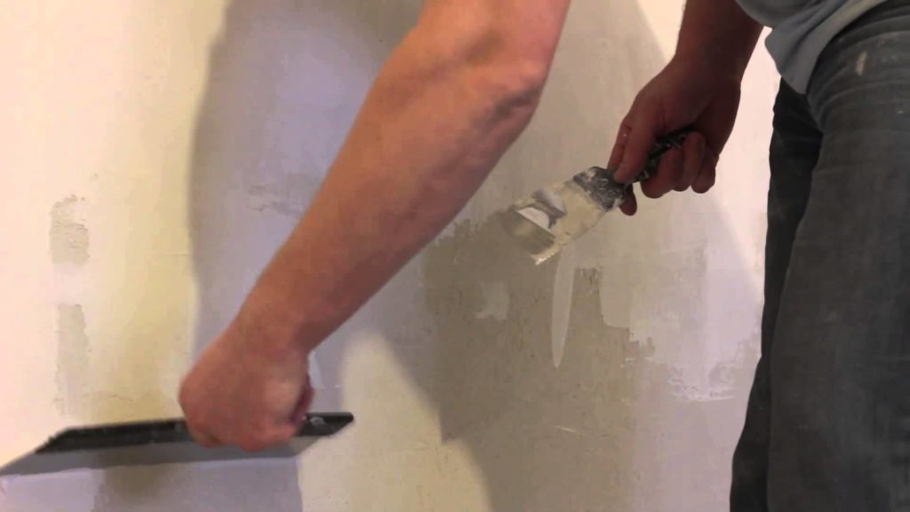 Процесс шпаклевки стен под обои своими руками: видео-урок