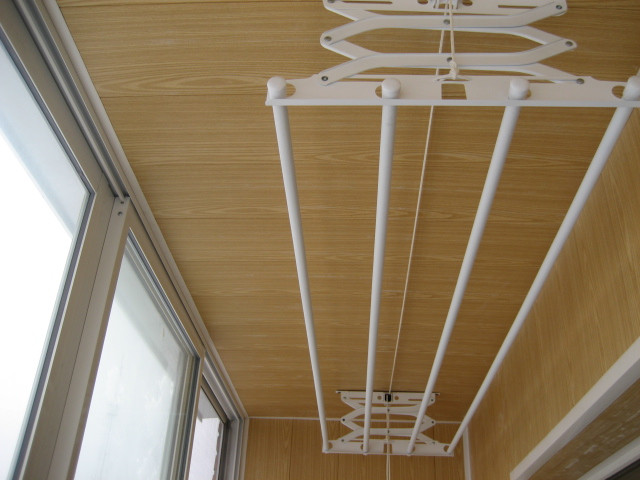 85+ фото приспособлений для сушки белья на балконе своими руками: вешалка, лианы, веревки. какой вариант выбрать?