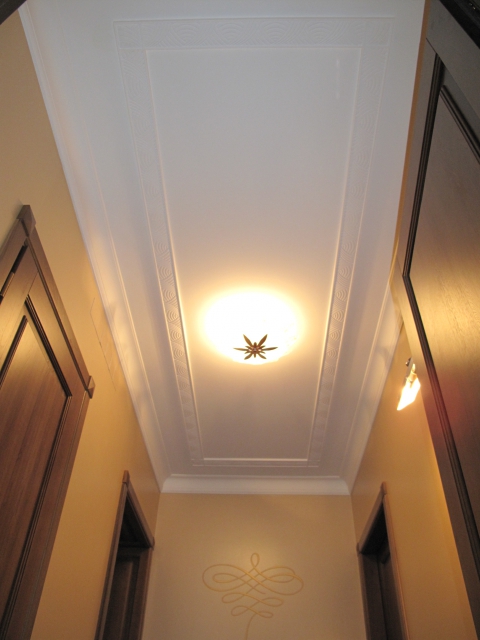 Потолок из гипсокартона в прихожей: 30 фото и 5 достоинств