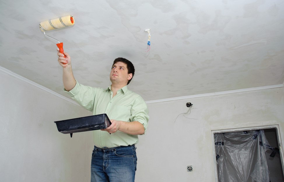 Способы смыва побелки с потолка. как снять старое покрытие своими руками?