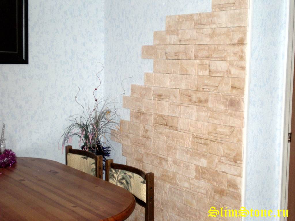 Отделка прихожей декоративным камнем и обоями: фото в интерьере