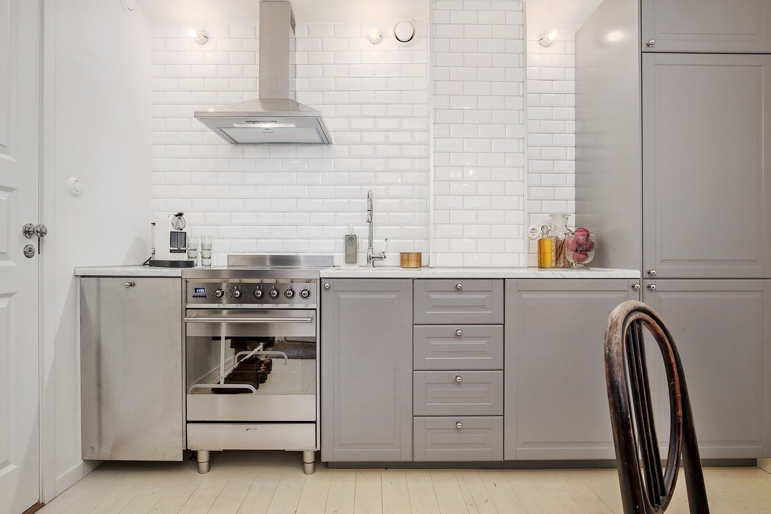 Кухня без верхних шкафов дизайн угловая фото