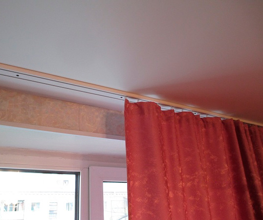 Карниз для штор под натяжной потолок: фото в интерьере и советы по выбору