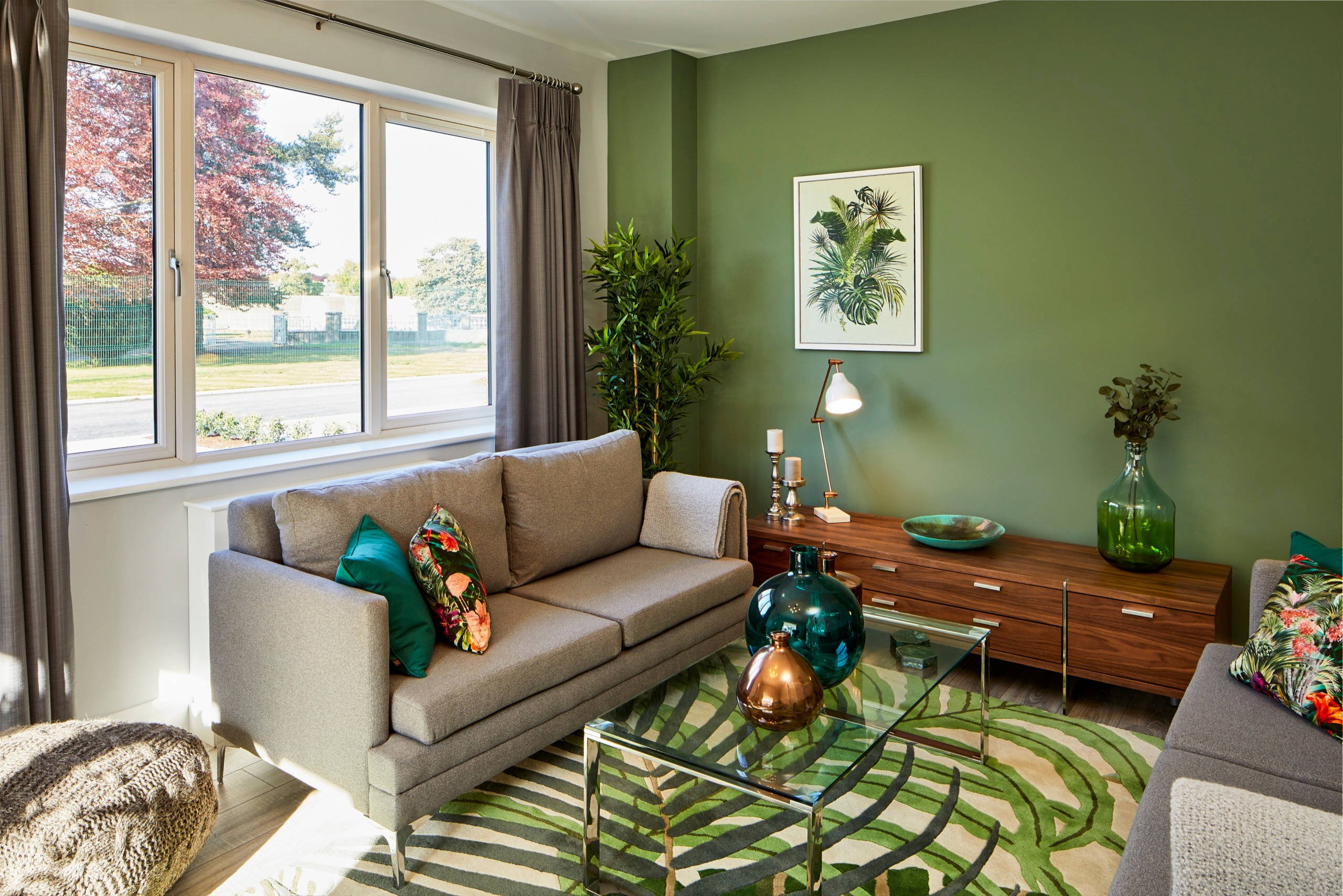 Зеленый диван в интерьере: правила гармоничного и стильного дизайна