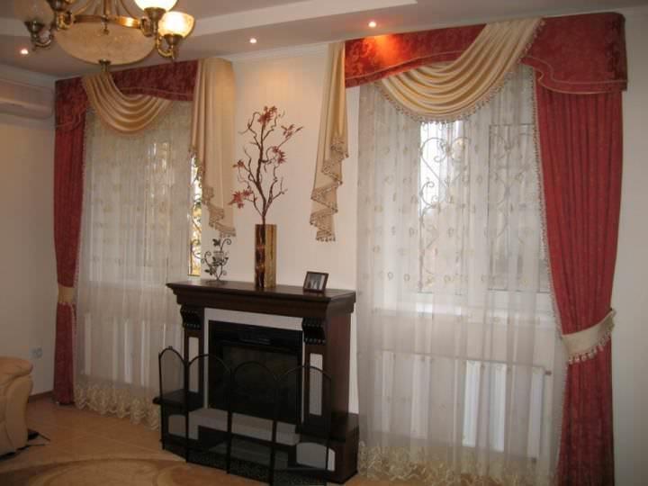 Дизайн зала в частном доме фото с двумя окнами в частном доме