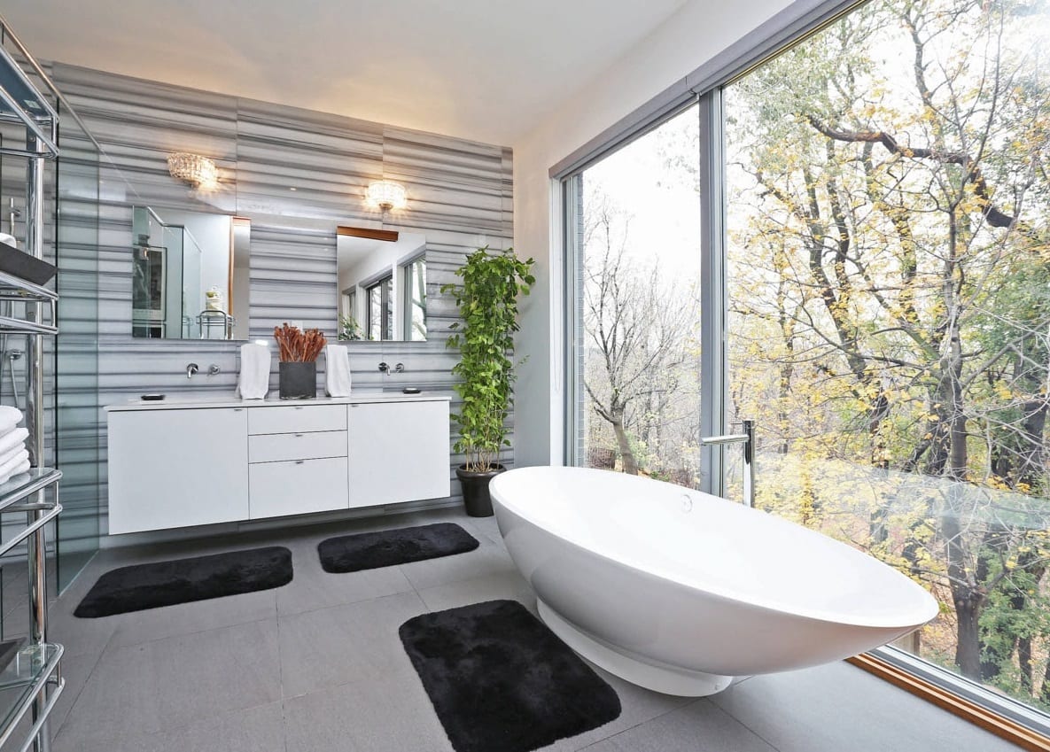 Дизайн ванной комнаты с окном: как оформить окно в ванной, в санузле