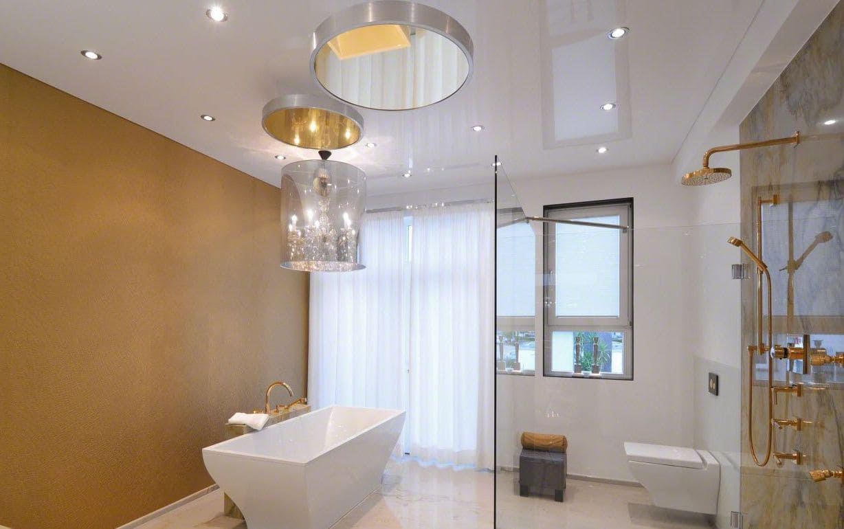 Натяжной потолок в ванной (36 фото) - можно ли делать, плюсы и минусы, освещение, примеры в интерьере