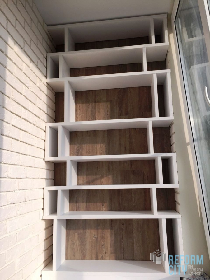 Способы изготовления и материалы для стеллажей на балкон