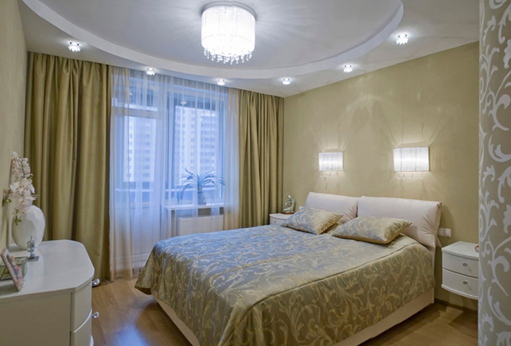 Фото дизайна спальной комнаты с натяжными потолками и светильниками