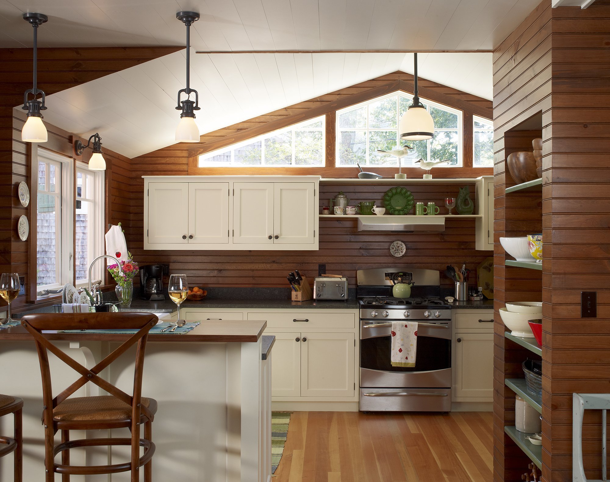 Кухня на даче: дизайн интерьера и особенности планировки