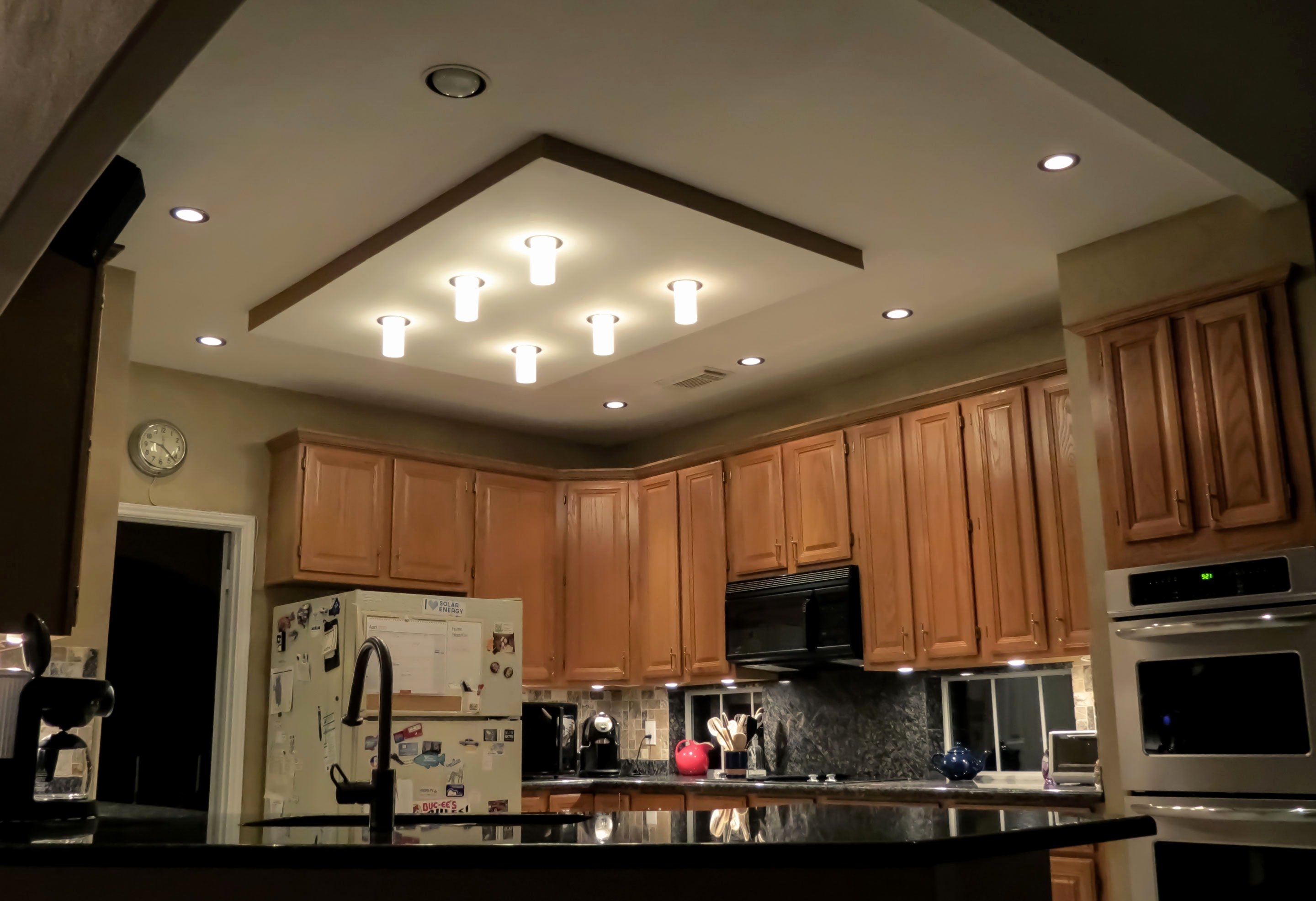 Фото одноуровневого, многоуровневого и комбинированного потолков из гипсокартона на кухне