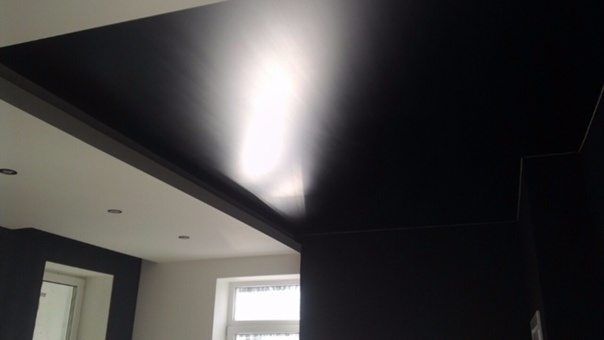 Натяжные черно-белые потолоки — варианты дизайна в разных комнатах
